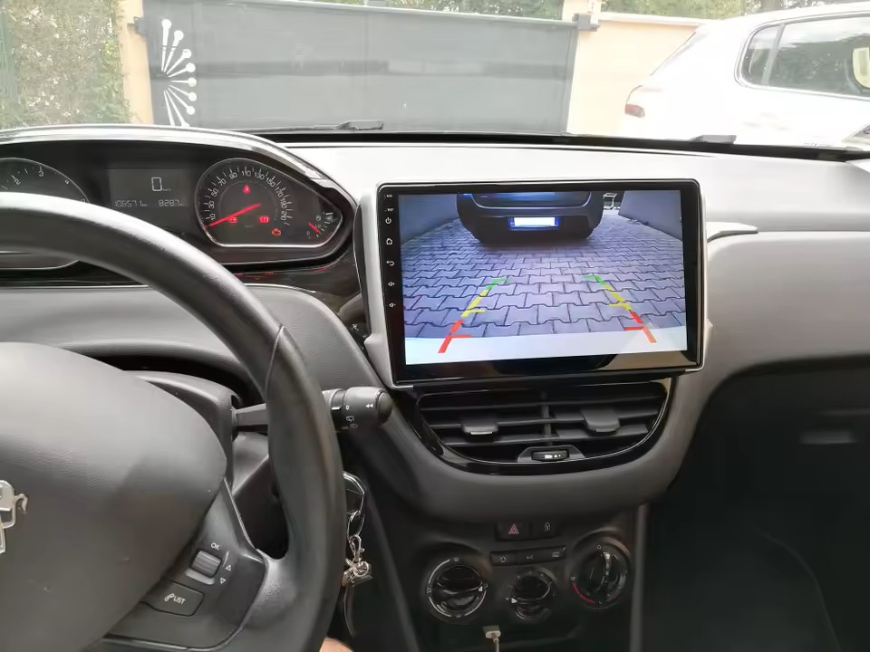 Écran installé dans Peugeot 208 II